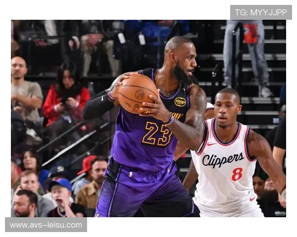 18岁新星谢里夫替补建功,昂热主场球迷欢庆关键胜利。 18岁新星谢里夫替补建功,昂热主场球迷欢庆关键胜利。