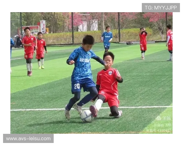 少年足球训练营中小球员模仿球星动作