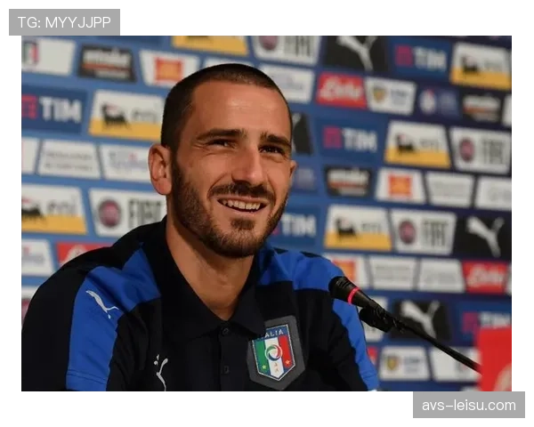 人物特写：36岁的博努奇在训练中亲自示范后卫线上提参与压迫的时机选择